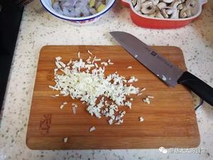 一步搞定西班牙美味——橄榄油浸虾仁蘑菇的做法 步骤2