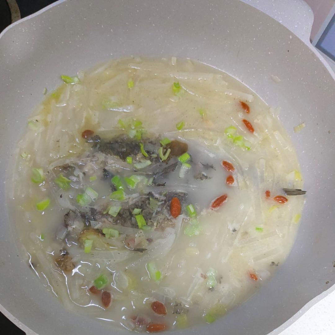 这样做的鲫鱼汤超好喝，奶白奶白的