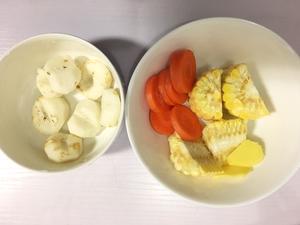 马蹄玉米排骨汤的做法 步骤2