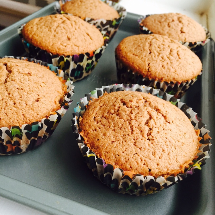 超润巧克力纸杯蛋糕（非常适合裱花、盖糖皮的cupcake方子）