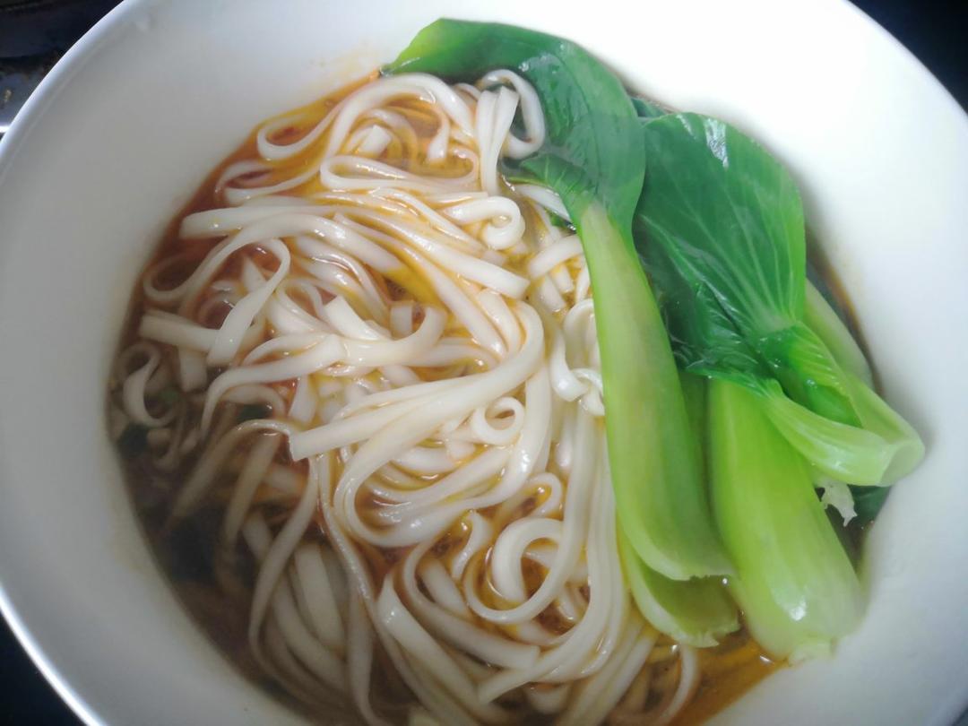 一碗清汤面 🍜 —— 秋日里的治愈系