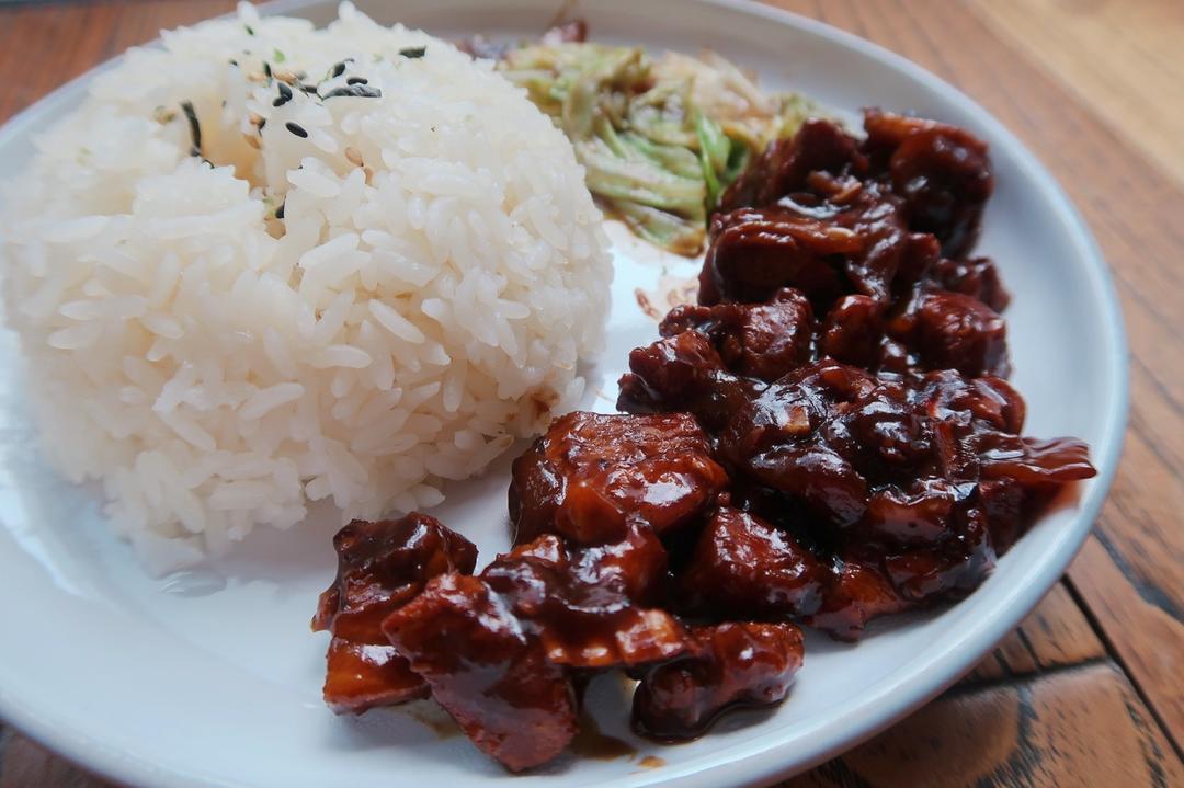 洋葱酥卤肉饭
