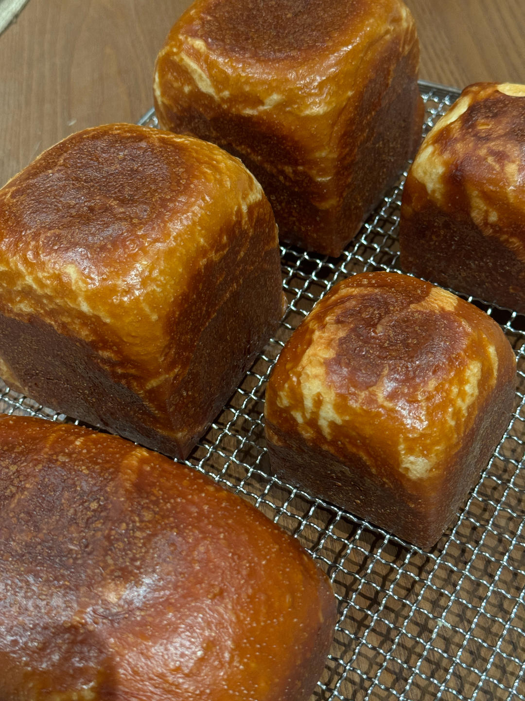 火遍上海网红店的爆款！最省事的碱水吐司制作方法来了