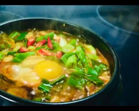 超简单的韩国辣白菜豆腐锅的做法