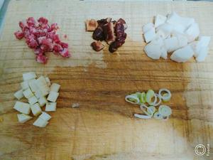 香肠香菇冬笋芋艿焖饭的做法 步骤3
