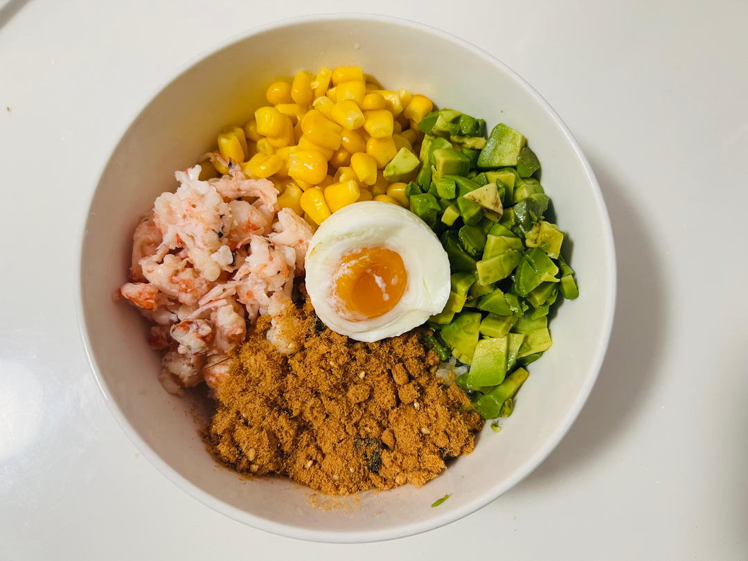 健康美味的牛肉大虾波奇饭！！牛油果和芒果一口包的感觉太棒！