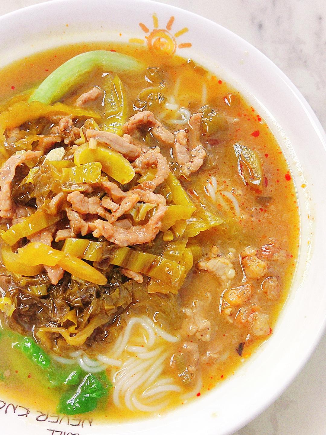 （朋友说超越肖氏米线）琳哥的酸菜肉丝米线