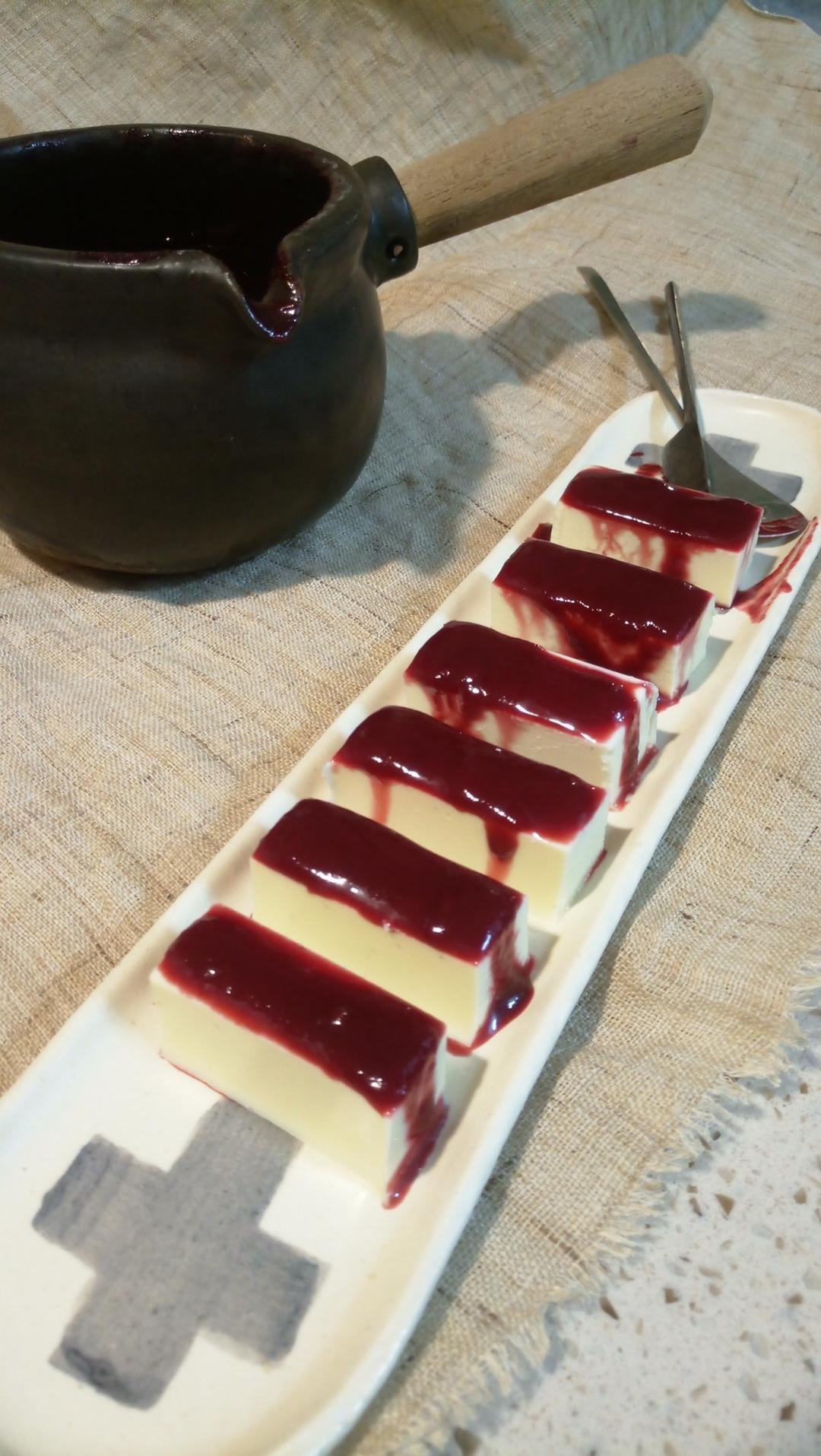 覆盆子酱意式奶冻 Panna Cotta with Raspberry Sauce