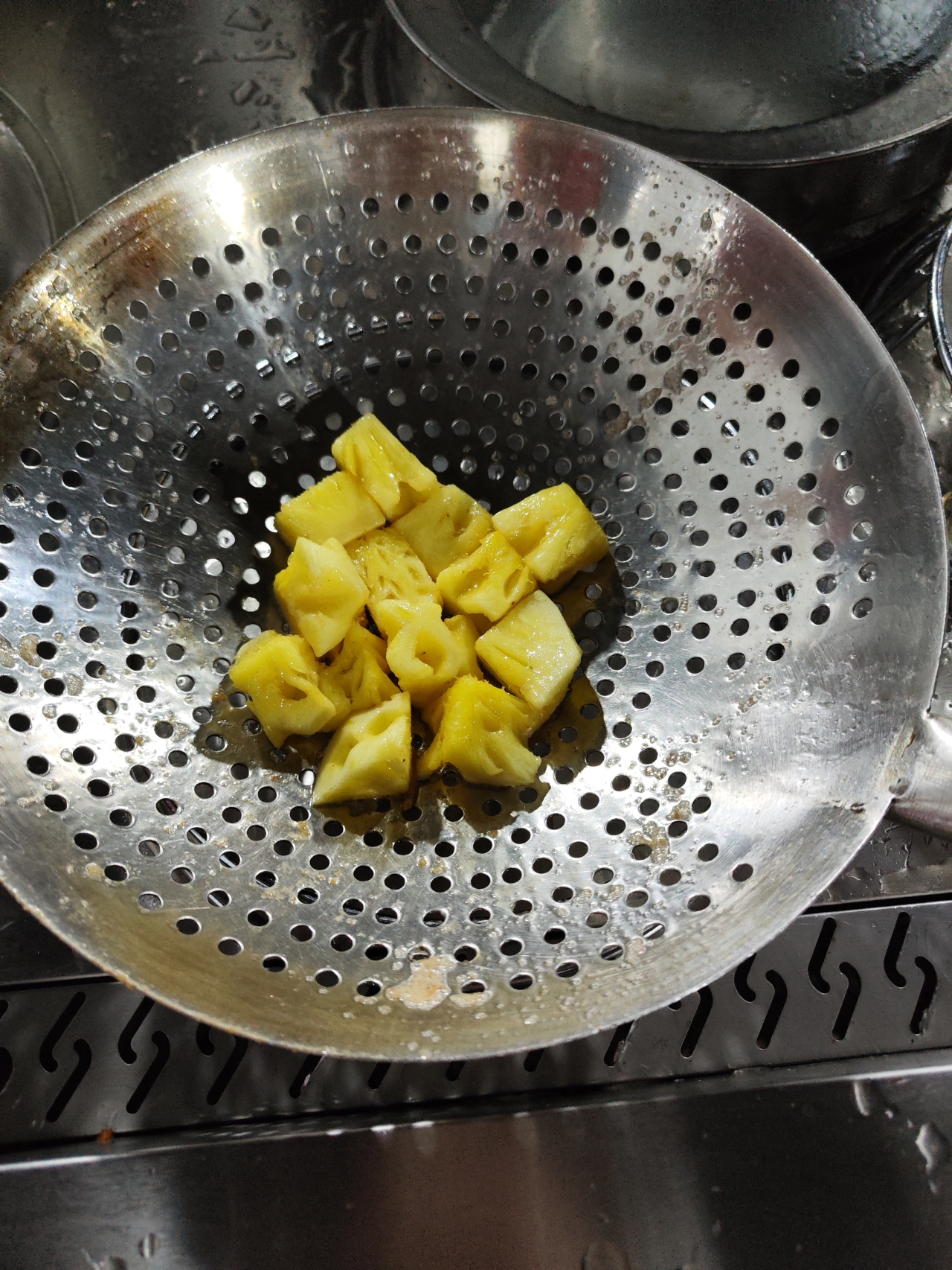 菠萝咕噜肉的做法 步骤3