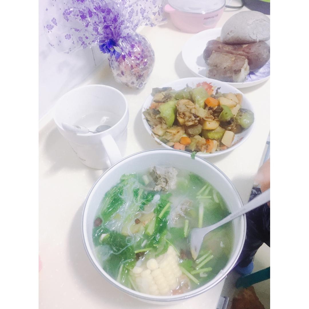 胡萝卜玉米排骨汤