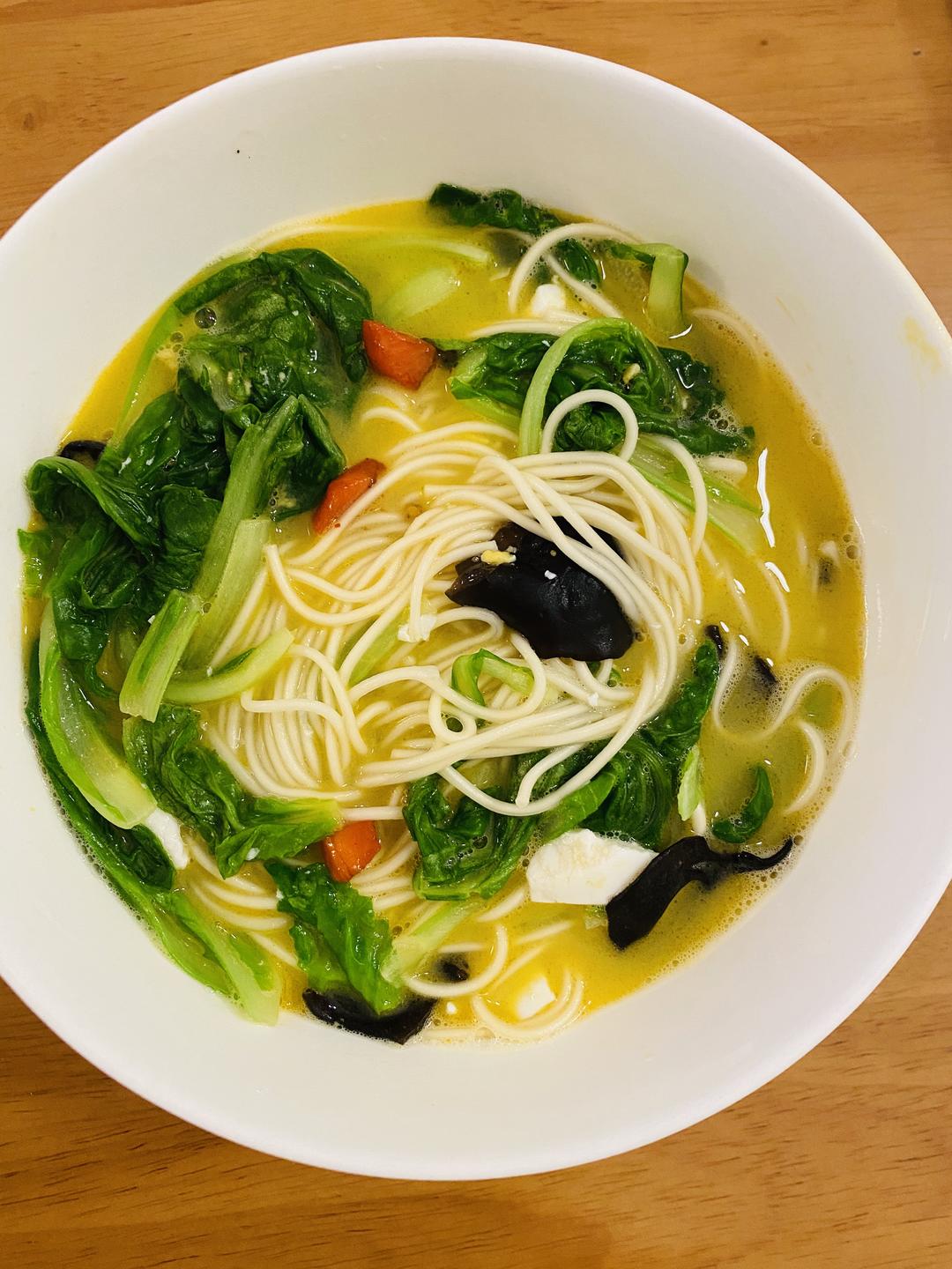 五分钟上桌美味咸蛋蔬菜汤面的做法