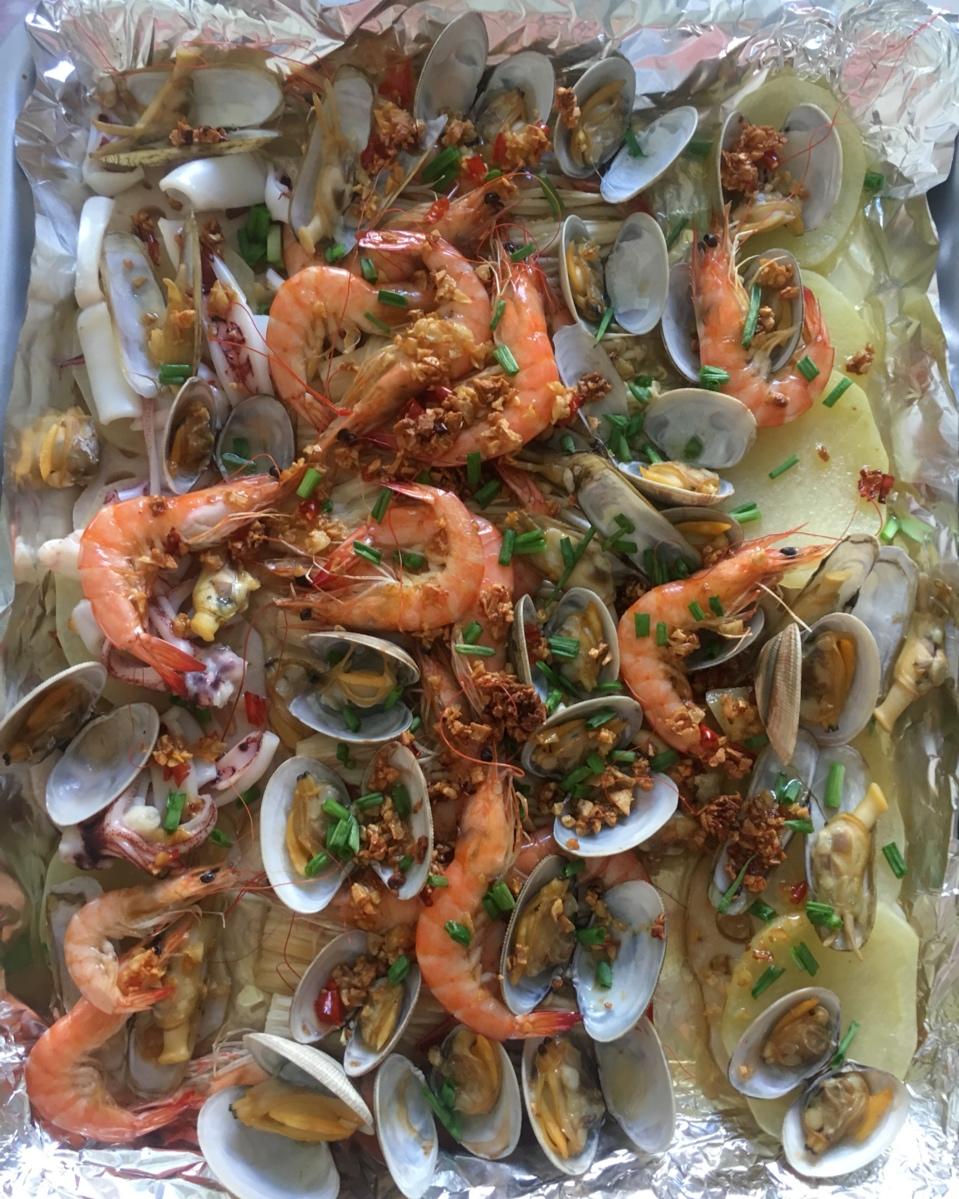 蒜蓉金针菇烤花蛤虾
