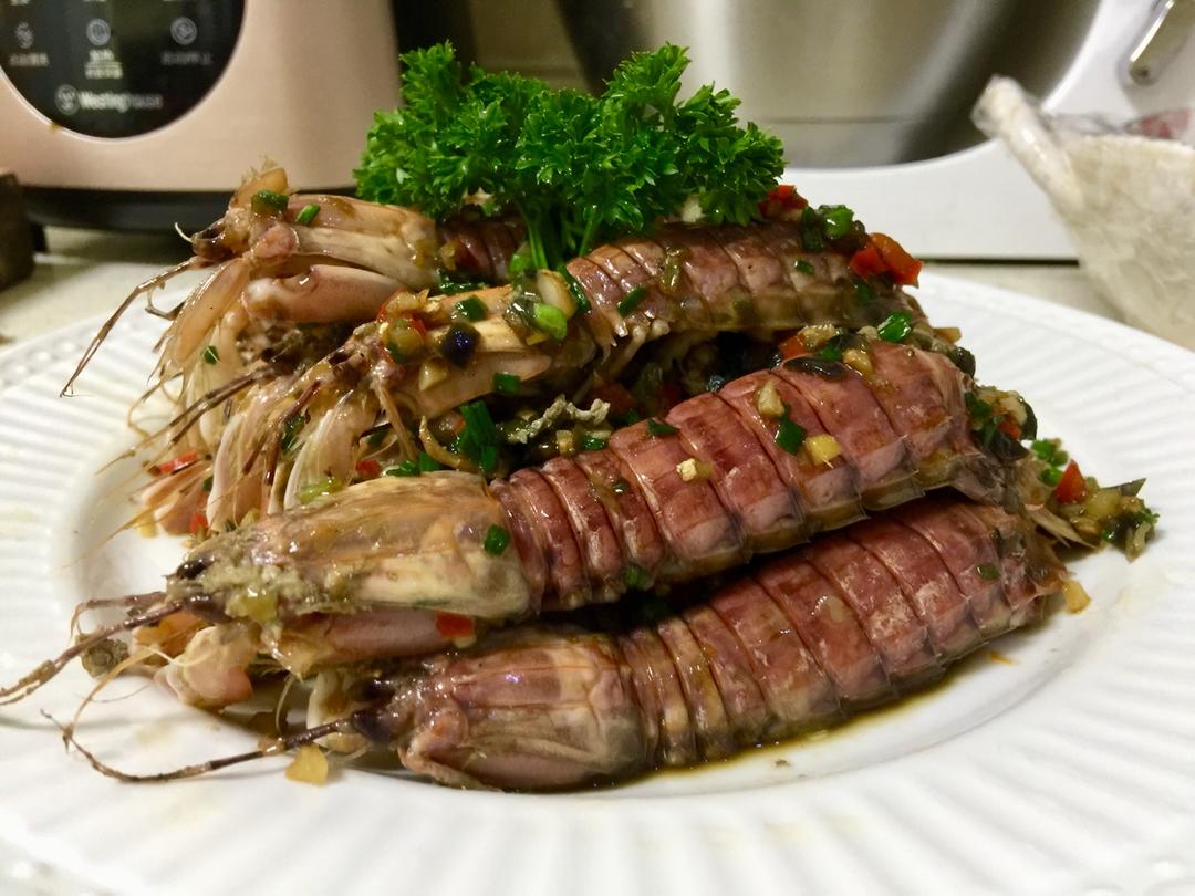 无油炸版的椒盐皮皮虾和巧拨虾壳的方法