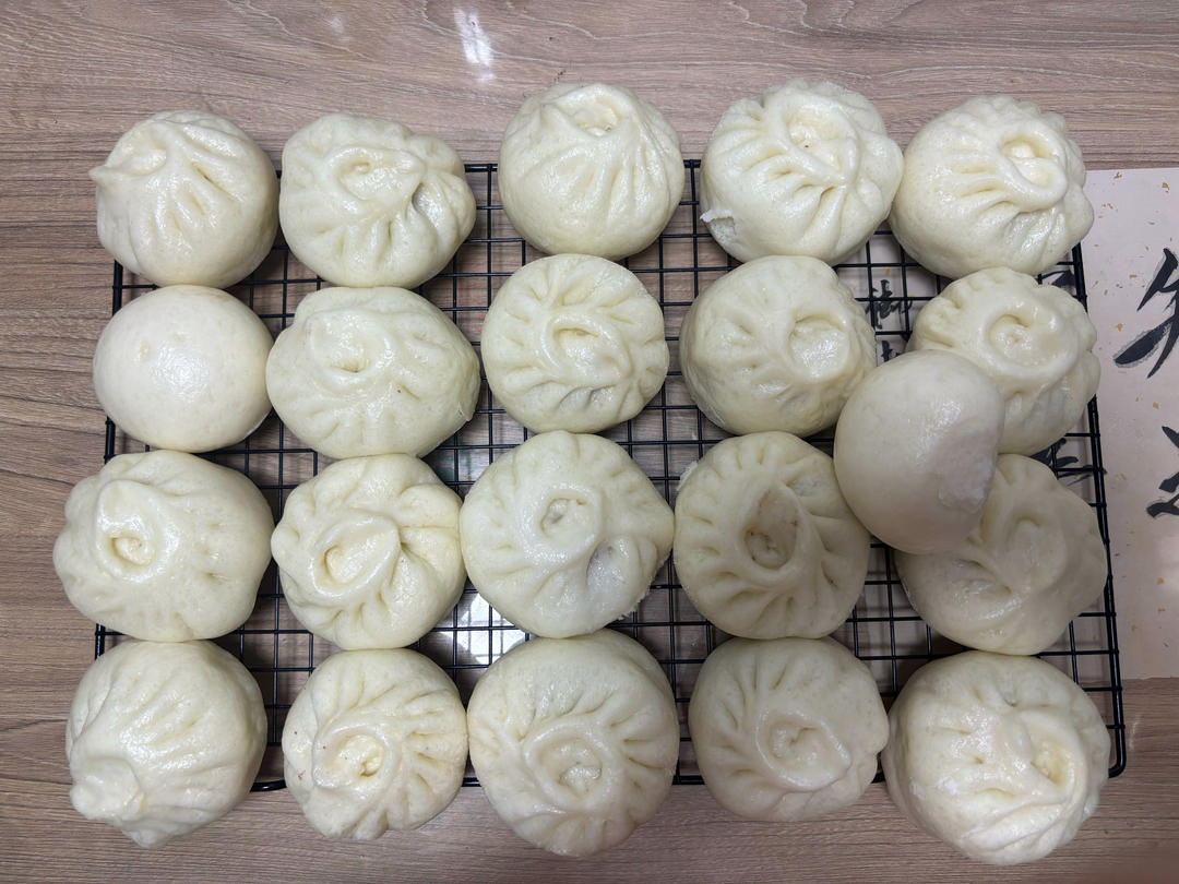 松软多汁的肉包子