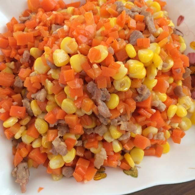 胡萝卜玉米炒肉丁的做法