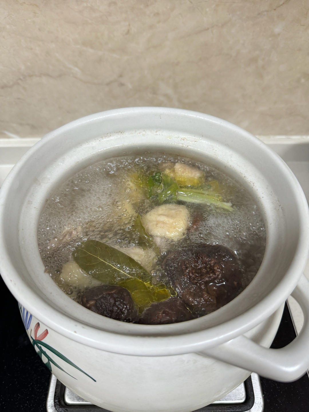 奶奶教的鲜香肥美香菇炖鸡汤