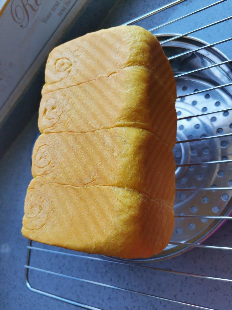 金灿灿的南瓜吐司，松软得没话说！