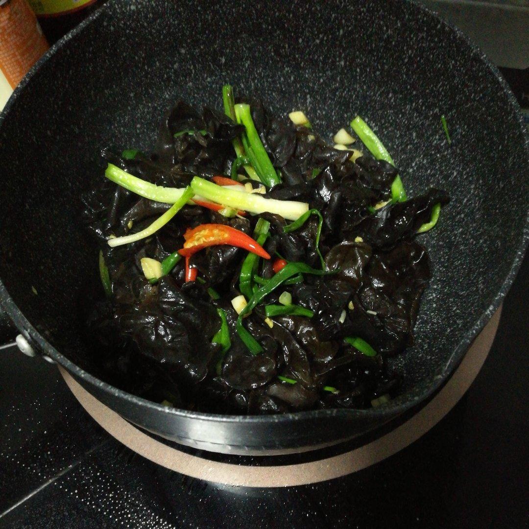 厨师长教你：“小炒黑木耳”的家常做法，味道口感很不错，收藏了