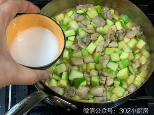 【0286】麻油西葫芦炒鸡腿肉 <302小厨房>的做法 步骤10