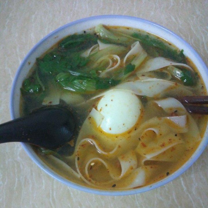 酸辣热汤面