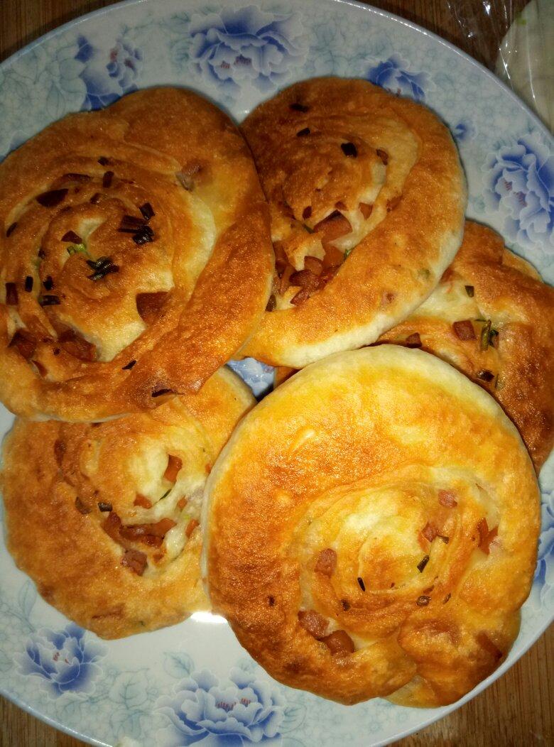 好吃好看简单易学的香葱火腿肠发面小饼