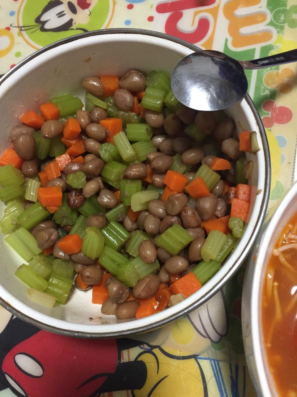 凉拌芹菜花生米胡萝卜