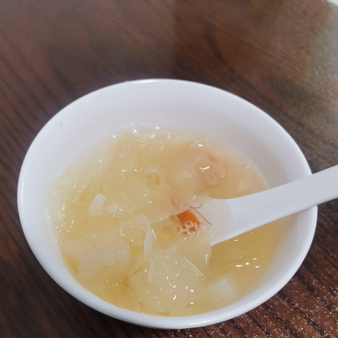 秋季润肺止咳的美食，银耳雪梨汤，软糯易出胶