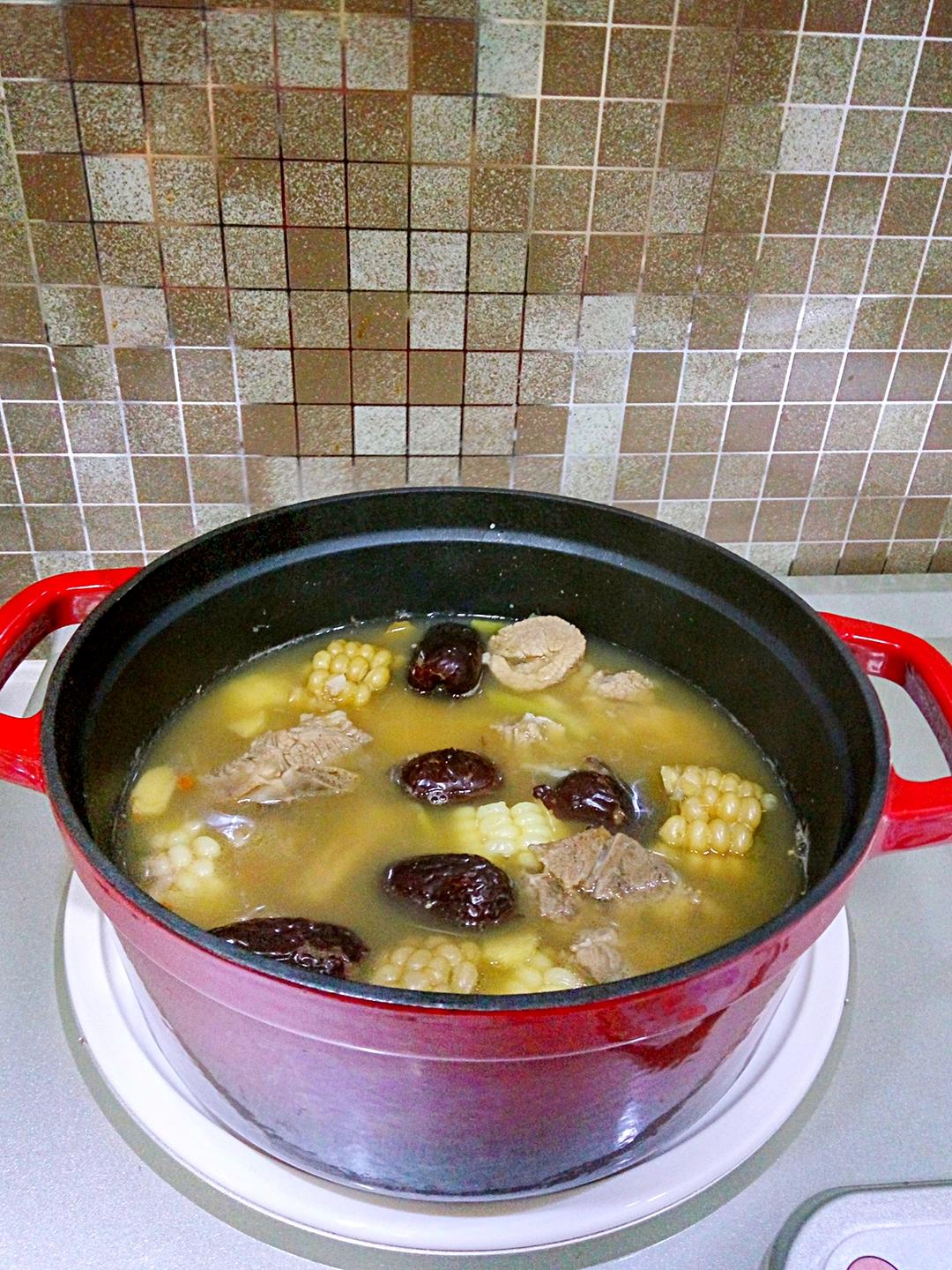 胡萝卜玉米排骨汤