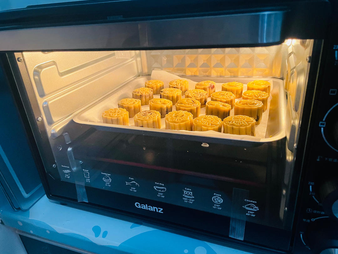 新手做50克的莲蓉蛋黄月饼