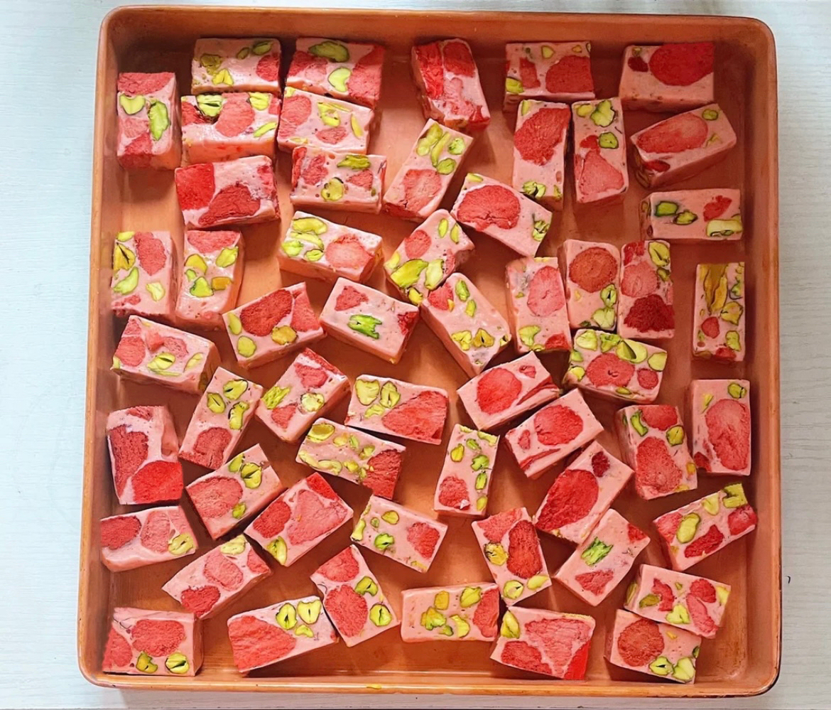 高颜值的粉色草莓牛轧糖‼️送礼必备✅酸甜好吃