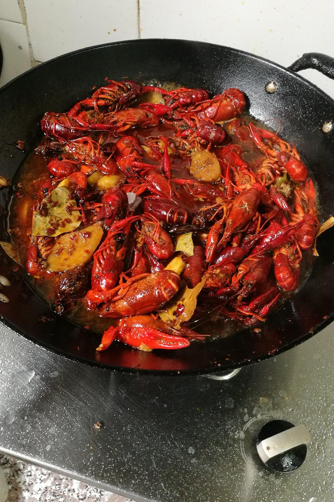 巷里有做的麻辣小龙虾