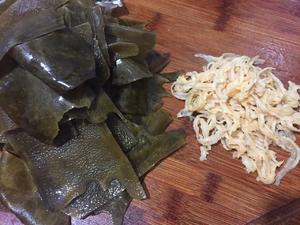 腊排骨炖海带汤的做法 步骤3