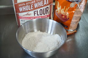 赛百味面包胚--蜂蜜燕麦面包 50%全麦 山寨版的做法 步骤2