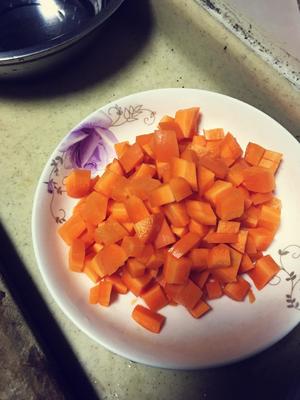 胡萝卜豌豆玉米炒鸡胸脯的做法 步骤1