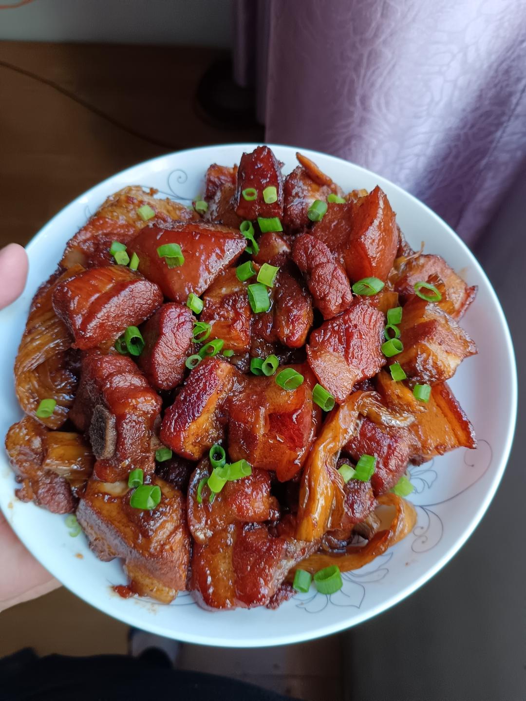 吃着碗里望着锅里的红烧肉