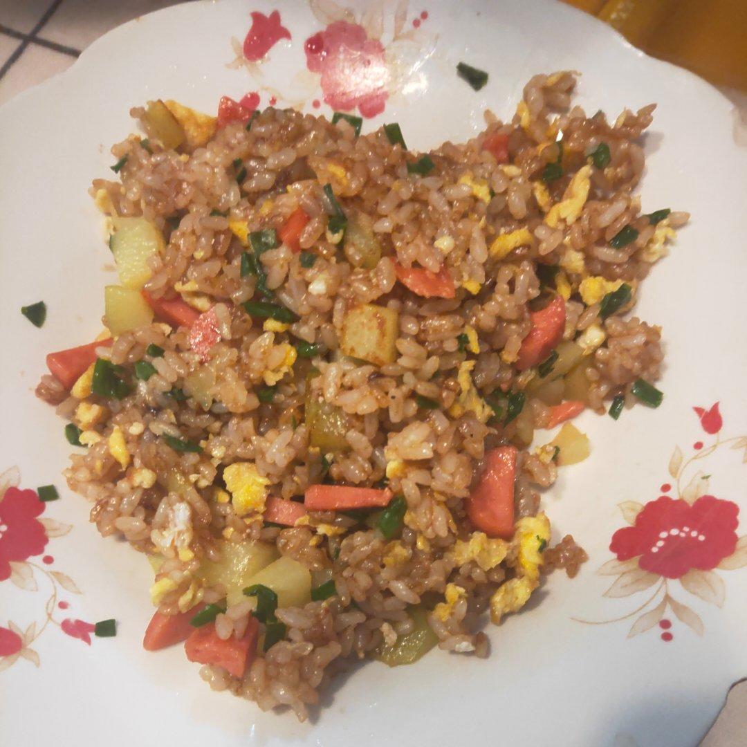 邻居抢着来我家吃土豆香肠炒饭，原来这么香！