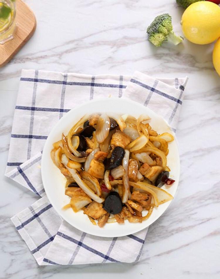 黑蒜洋葱肉片的做法