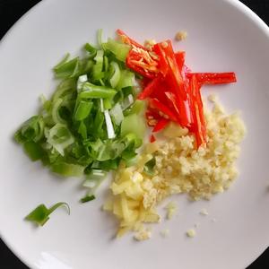 简单美味的家常菜！土豆丝炒芹菜的做法 步骤3