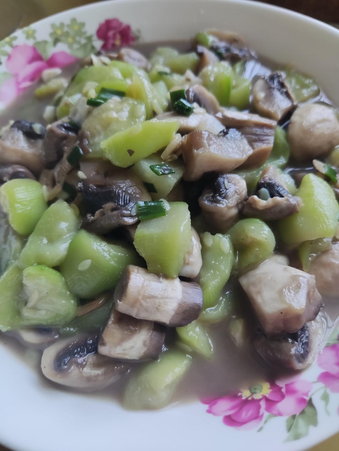 丝瓜炒口蘑，鲜甜无渣！