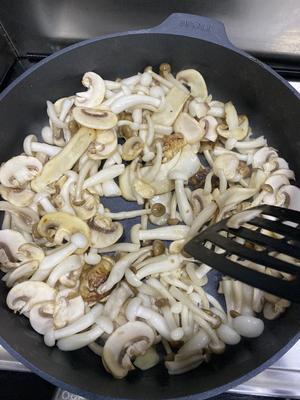 松茸菌菇蛋花汤（半小时快手菜）的做法 步骤2