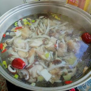 菇菌鲜鸡汤的做法 步骤5