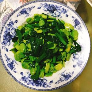 应季的味道，春末夏初，分分钟搞定清香鲜嫩----蚕豆炒韭菜的做法 步骤6