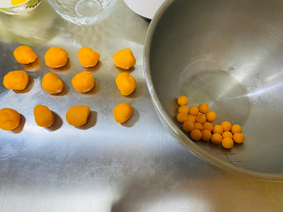 💃奶黄流心月饼——这是可以让你坐稳朋友圈厨霸位置的月饼🥮，没人点赞算我输👎