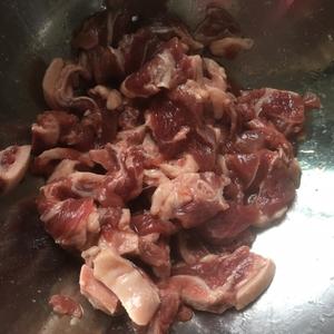 香嫩的青椒洋葱炒孜然牛肉的做法 步骤2
