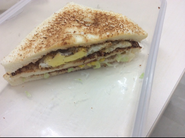 鲔鱼鸡蛋三明治