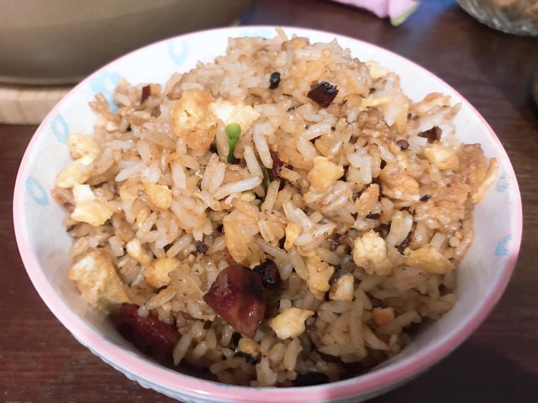 蛋炒饭不要只放鸡蛋了，加点老干妈，生抽耗油都不需要了，香喷喷