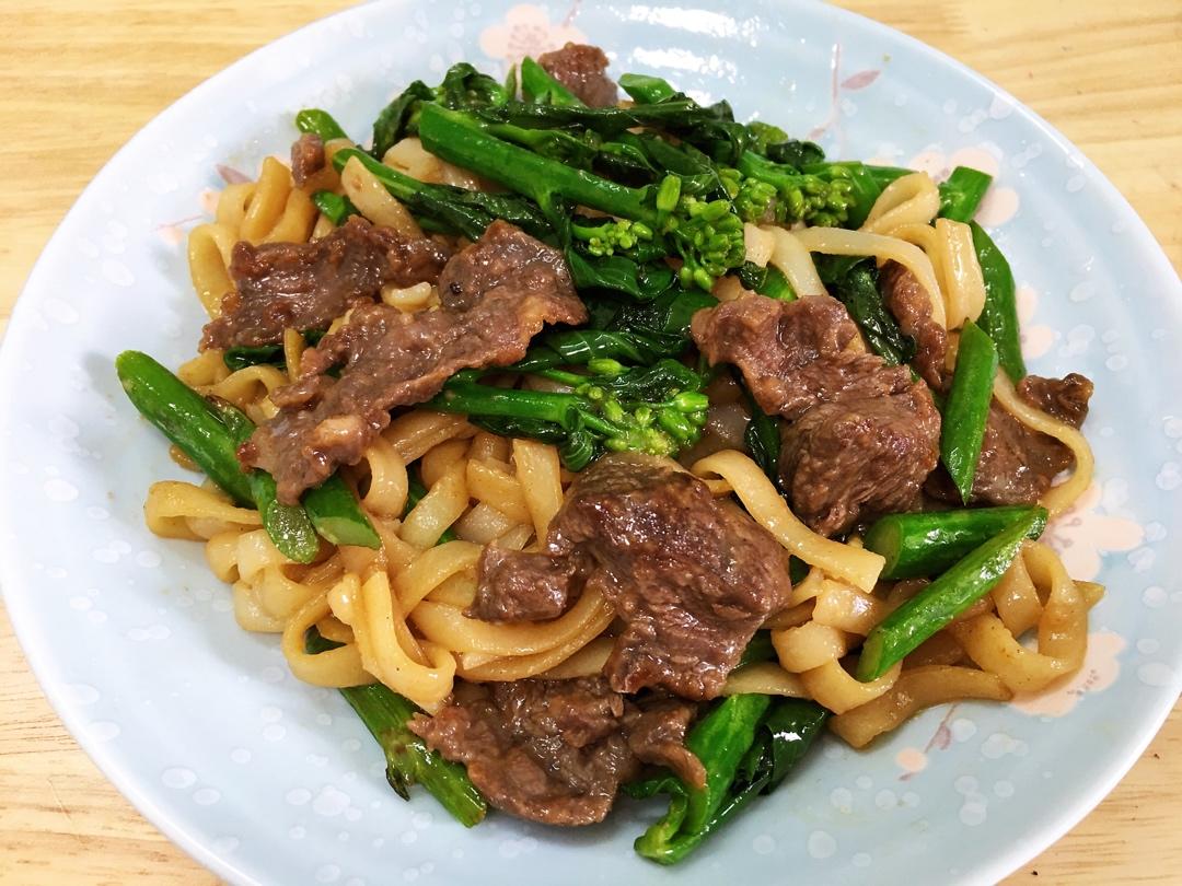牛肉芥兰炒粿条
