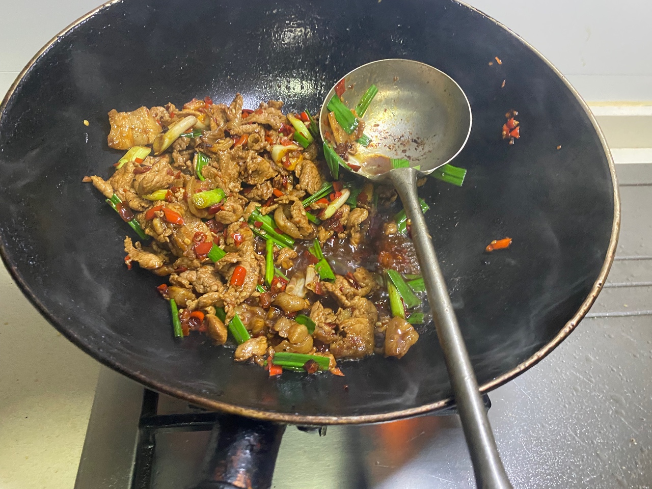 剁椒肉炒肉（炒肉界的顶配吃法）的做法 步骤10