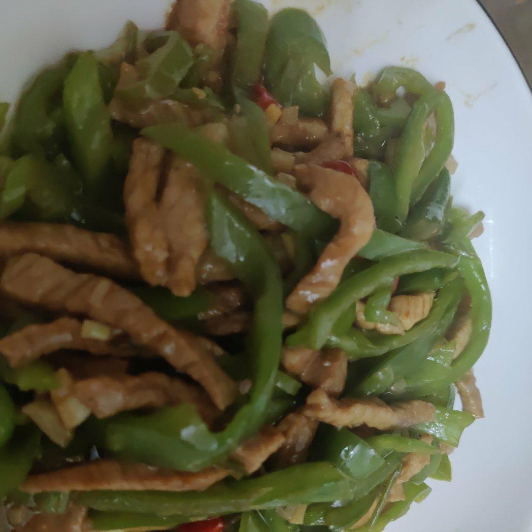 经典的家常菜，青椒炒肉丝，简单的食材也能做出如此美味