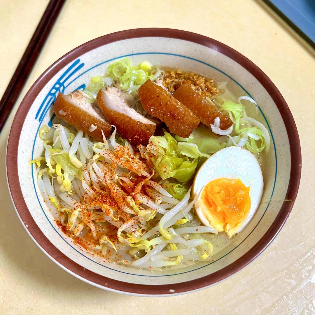 日式蔬菜骨汤拉面
